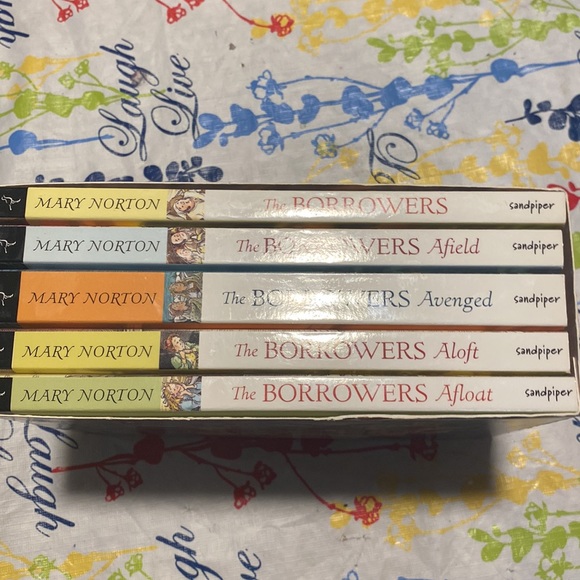 The borrowers box book set - Picture 6 of 7